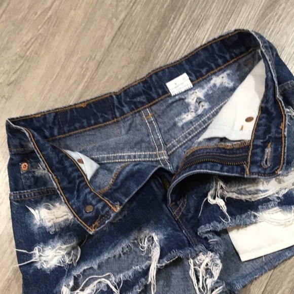 Levi’s Vintage 507 Very Distressed Cut-Off Denim Shorts dated 1989 size 3 - Picture 8 of 10
